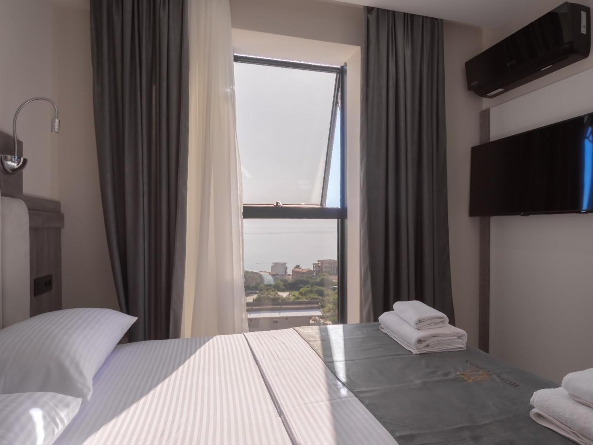 Hotel Diman Добра вода Екстериор снимка