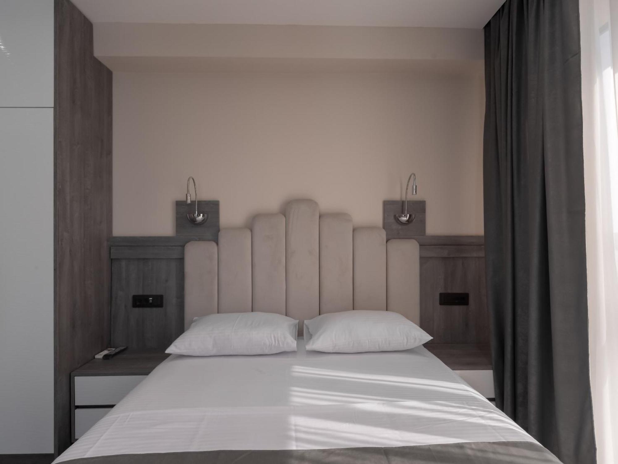 Hotel Diman Добра вода Екстериор снимка