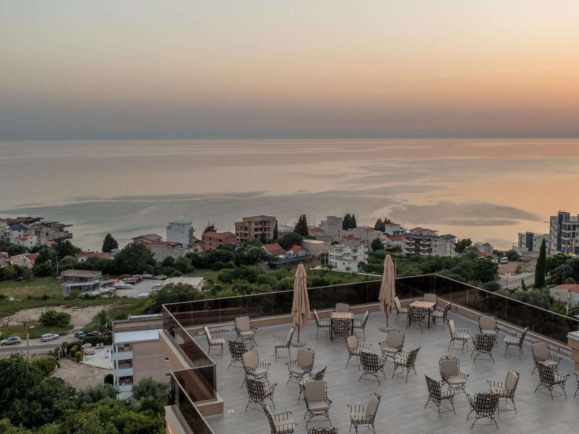 Hotel Diman Добра вода Екстериор снимка