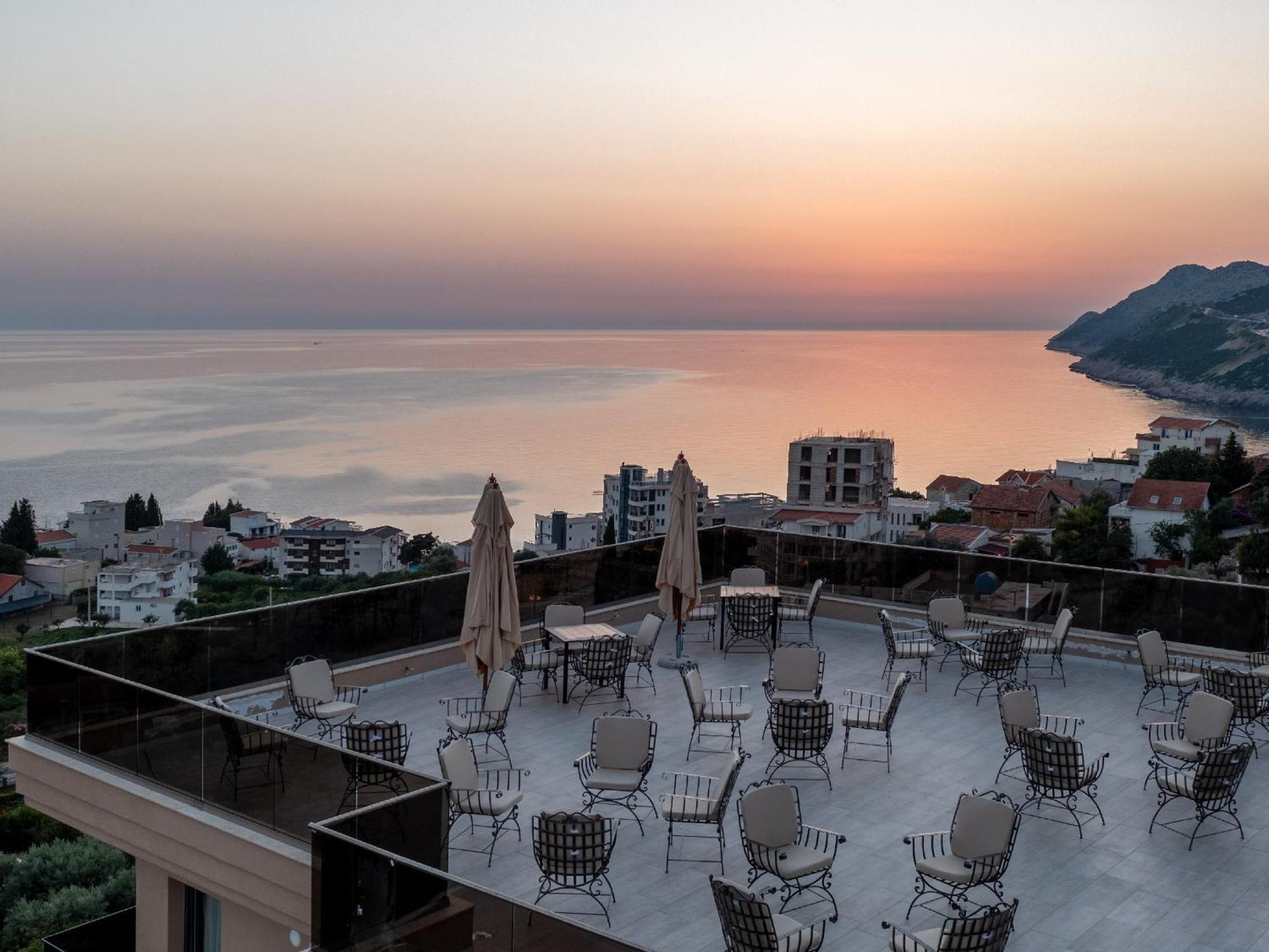 Hotel Diman Добра вода Екстериор снимка